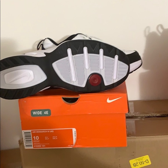 Nike shoes size 10 - Picture 3 of 3